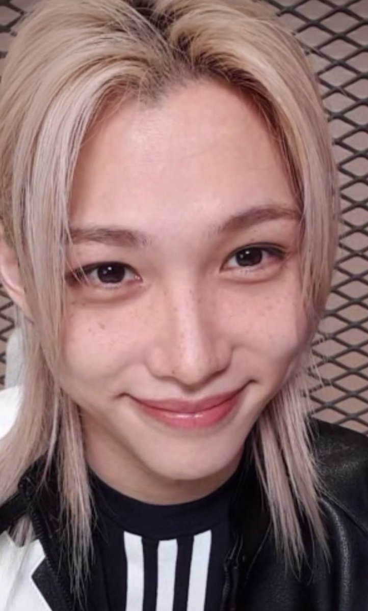 ★ (@hourlyonglix) on Twitter photo 