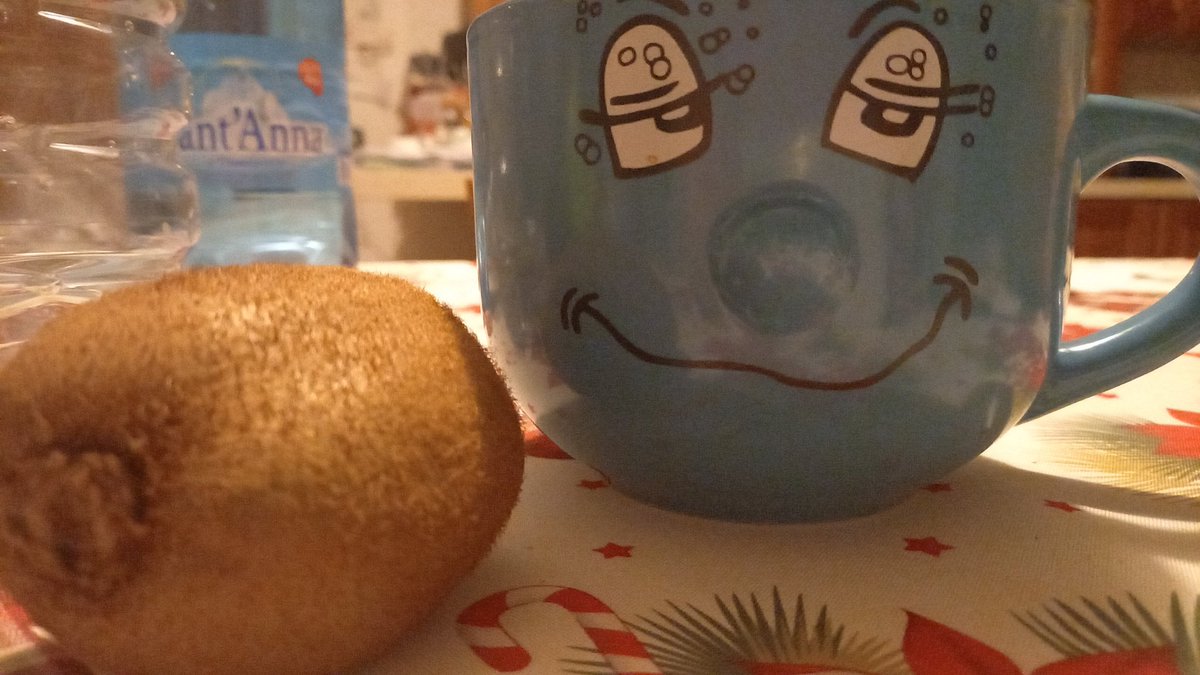 Ven 2 gennaio
Sono in ferie
Figlio 2 no
Mi alzo e preparo sia la mia che la sua colazione (come succede spesso😅)
Chiacchieriamo poco perchè lui deve andare.
Pronto x uscire mi guarda e dice: ciao e grazie. E io:di cosa?
Risponde:di tutto
😯🥰🤩😍
Basta poco x iniziare bene!