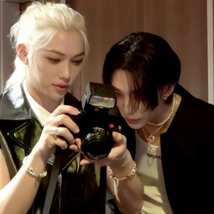 wrongdollhead's tweet image. me and the bitch i pulled by being completamente patético por él