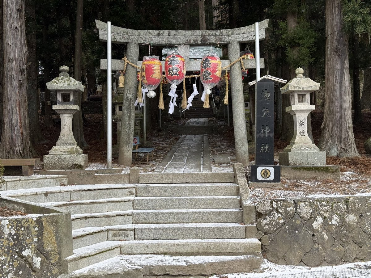 rattar1's tweet photo. 洩矢神社に参拝しました。
まだ少し雪が降っています。 https://t.co/xECq7T7KbN