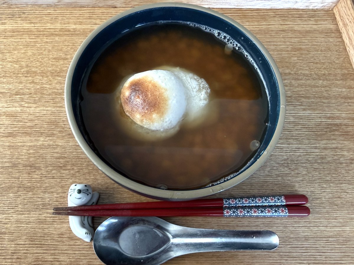 赤、白、黒のぜんざい食べ比べ。まずは白から。
白とはいえ、きび登使ってるし、若干茶色😅
でも味は噂通り、あっさり上品🩷
ちゃんと赤とは違う味！
ちなみにお餅も自家製(餅つき機)。
やることないので、ぼちぼち仕事してます笑