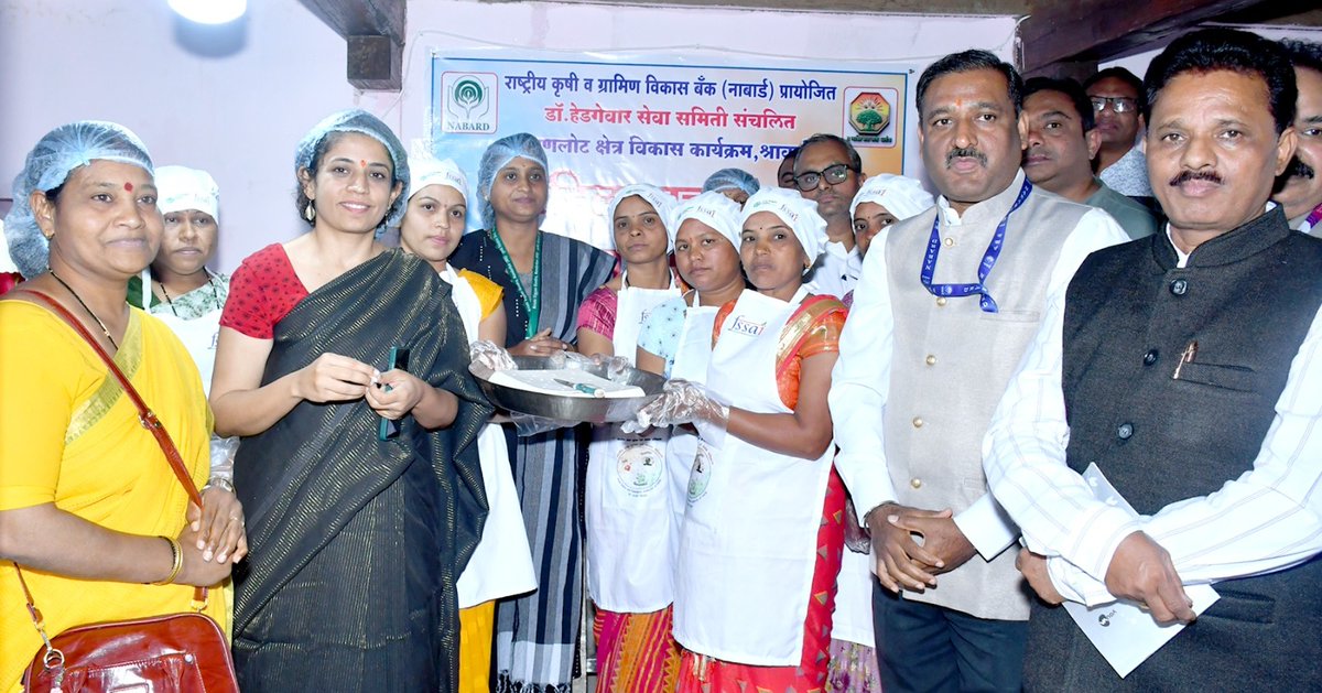 DC_Nandurbar's tweet image. नंदुरबार जिल्ह्यातील पहिला सोयाबीन प्रक्रिया उद्योग मौजे श्रावणी, ता. नवापूर येथे महिला बचत गटाच्या माध्यमातून कार्यान्वित झाला. नाबार्ड पुरस्कृत या उद्योगाचे उद्घाटन मा. जिल्हाधिकारी डॉ. मित्ताली सेठी यांच्या हस्ते करण्यात आले. 

#SoybeanProcessing #WomenEmpowerment #NABARD