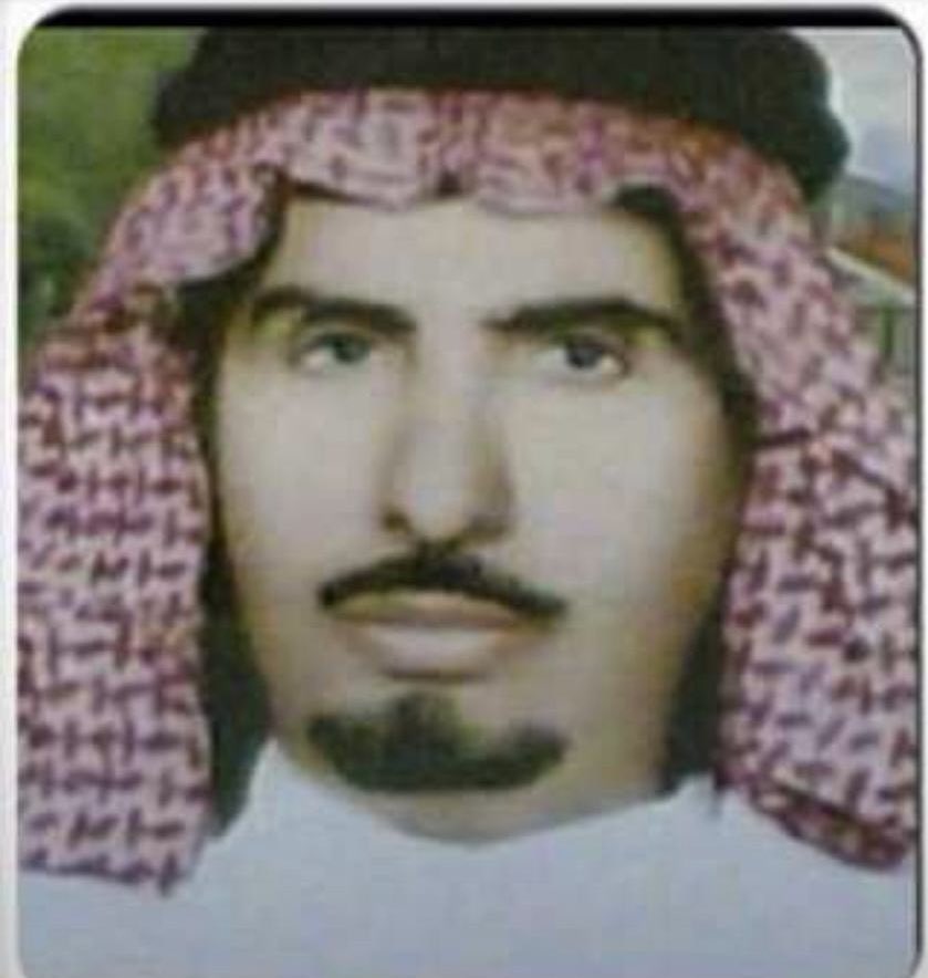 3232Sab's tweet photo. سيرةٌ يصوغها العطاء

في حياة الأمم رجالٌ لا يشبهون الفصولَ التي تأتي وتمضي؛ بل يشبهون الجبال التي تُرى حيثما التفتّ، ويُستدلّ بها على الطريق وإن غابت الشواهد. هؤلاء لا يطلبون الذكر، لأن الذكر يأتيهم، ولا يسألون المجد، لأن المجد يعرف عنوانهم. يولد أحدهم كغيره من الناس، ثم تمضي الأيام، فإذا به ميزانٌ للمعاني، يعلّم الناس ما هو العطاء، وما هو الوفاء، وما معنى أن يعيش الإنسان للإنسان.
وإذا رجعنا إلى التاريخ الصادق — لا الذي يُكتب بالحبر، بل الذي يُكتب بالأثر — وجدنا أن الأمم لا تنهض بالمتكلمين، بل بالعاملين؛ ولا تعتزّ بمن يرفعون الشعارات، بل بمن يرفعون الحياة نفسها درجات. وهناك يبرزُ اسمٌ لم يطلب الصدارة، ولكن أفعاله دفعت به إليها، حتى صار ذكره جزءًا من ذاكرة المكان.
وهنا تقف الأبواء — في هذا اليوم المبارك — لتقرأ من صفحات وفائها، لقد مرّ بها رجلٌ، فلم يترك خلفه كلامًا يُحفظ، بل ترك واقعًا يُرى؛ ذلك هو السيد عوض بن أحمد النهاري — رحمه الله — الذي علّم الناس أن الخير إذا اقترن بالعقل صار عمرانًا، وأن الرحمة إذا سكنت قلب التاجر صارت عدلًا، وأن الصمت حين يصحب العمل يتحوّل إلى لغة يفهمها الجميع.
كان من أوائل من فتحوا باب العمران الحديث في الأبواء؛ لا كمن يضع حجرًا فوق حجر، بل كمن يقيم مع الحجر عقلًا، ومع السقف طمأنينة. يقرأ الحاجة قبل أن تُقال، ويُدرك الخلل قبل أن يقع، ويقدّم مصلحة الناس واجبًا ينهض به دون منّة.
ورجلُ الأعمال هذا — وإن اتسع رزقه — لم يجعل بينه وبين الناس حجابًا؛ يُنظر المعسر، ويُمهل المحتاج، ويجعل من الإمهال مروءةً قبل أن يكون معاملة. كم من أسرةٍ ثبتت حين أوشكت أن تتداعى، وكم من شابٍّ نهض حين كادت الأعذار تُسقطه، وكان خلف ذلك قلبٌ عرف أن المال خادمُ الإنسان لا سيّدُه.
ثم تجاوز عطاؤه باب الرزق إلى بناء الإنسان نفسه؛ وظّف، وعلّم، وصقل، وغرس فيمن حوله أن القوة لا تُفصل عن الأمانة، وأن الحزم لا يُناقض الرحمة، وأن الهيبة تُكتسب بالفعل لا بالصوت. وهكذا خرج من تحت يده رجالٌ يعرفون أن الجدّ ليس خشونة، وأن المسؤولية ليست قسوة.
أحبّ الأبواء، فأحبّته الأبواء. لم تُغره الفرص البعيدة، لأن البقاء عنده كان قربًا من الواجب، لا قصورًا في الحظ. وكان الناس يشهدون بذكائه وتجربته، دون أن يُطفئ ذلك إنسانيته أو يقطع خيط الخير من يده.
وقبل أن تُنشأ المؤسسات الخيرية، كان اسمه — وحده — مؤسسةً تمتد إلى القلوب؛ يسدّ حاجة المحتاج، ويرمّم الطريق, ويبني المسجد، ويكتب في صمتٍ صفحةً جديدة من صفحات البر. فالخير عنده لم يكن موسمًا، بل طريقَ عمرٍ كامل.
أما مجلسه فكان بابًا مفتوحًا على الدوام؛ من دخله وجد بشاشةَ الوجه، وسخاءَ اليد، وسكينةَ الجلسة، يجلس الضيف وصاحب الدين وصاحب الحاجة، فيخرج كلٌّ منهم وفي قلبه نصيب من الطمأنينة.
ختم عمره عملًا للناس؛ هيّأ تسوير المقبرة التي كانت مثواه، وأشرف على المسجد الذي خرج منه إلى ربّه. ثم طُويت صحيفته في آخر ساعةٍ من يوم الجمعة؛ فبقي الأثر شاهدًا، وبقي الدعاء ممتدًّا بعد الرحيل.
اللهم اغفر له، وارحمه، واعفُ عنه، وأكرم نزله، ووسِّع مدخله، واجعل قبره روضةً من رياض الجنة، واجمع له بين رحمتك ومغفرتك ورضوانك.
اللهم اجعل ما قدّم من خيرٍ في موازين حسناته، وارفع درجته في عليّين، واجعل أثره صدقةً جاريةً لا تنقطع.
اللهم اجعل لنا وله نصيبًا من عفوك، ولا تحرمنا أجر الدعاء، ولا تفتنّا بعده، واغفر لنا وله ولسائر المسلمين.
إنك سميع قريب مجيب الدعوات.

#الأبواء 
#شخصيات_من_الأبواء
#صابر_المحمدي