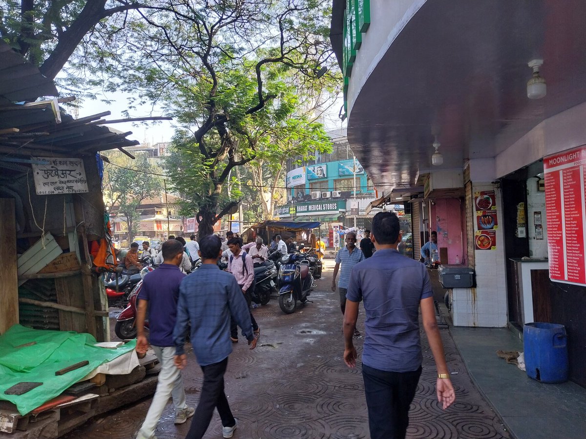NShetty1980's tweet photo. @mybmc @MTPHereToHelp @Dev_Fadnavis @nitin_gadkari @TOIMumbai @mumbaimirror footpaths taken over by two wheelers at saathrasta circle, no place for pedestrians. This is my 15th complaint in last 2.months. Pls take some action https://t.co/xluP5KpKVe