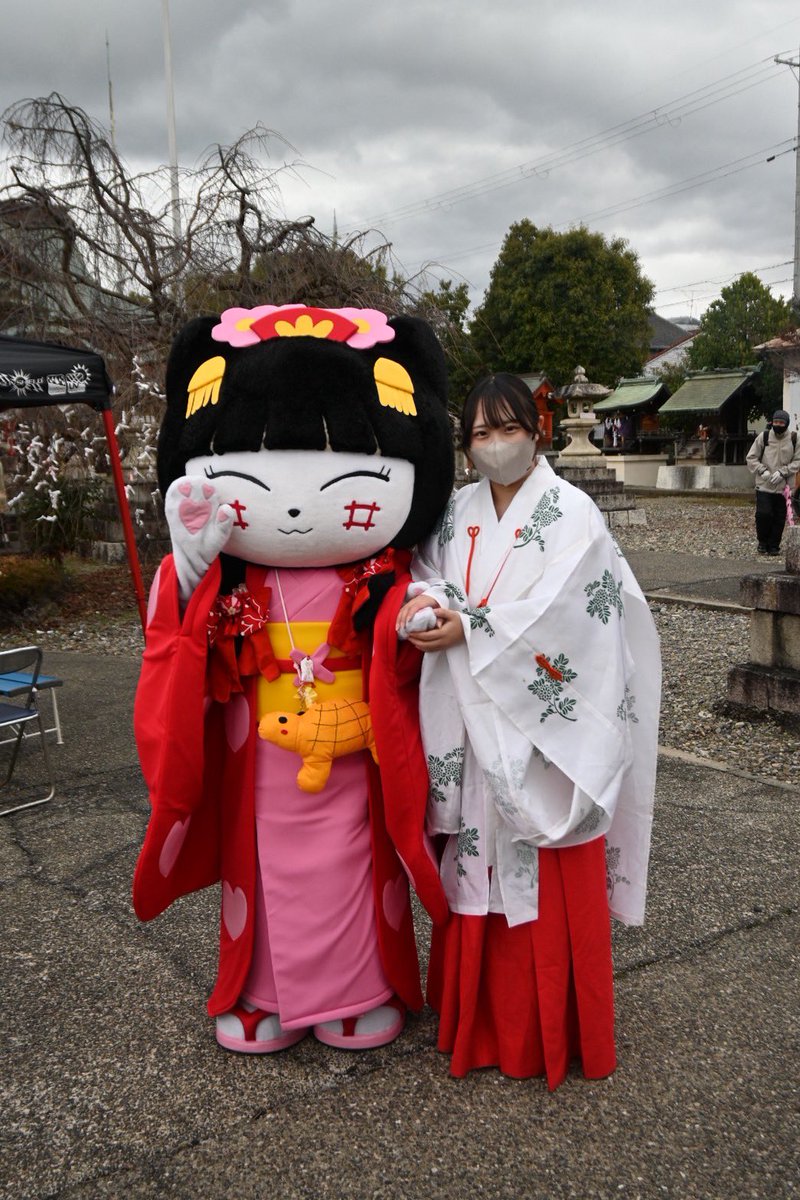 hicolabo's tweet image. 【やちにゃんと初詣】
無事、初詣に行く事ができました⛩️❣️やっちの日頃の行いがぁ〜✌️💮
皆様の願いが届きますように✨叶いますように✨
参加してくれた皆様、ありがとうございました💖
めちゃくちゃ寒かったね。。
やっちは、楽しかったよ〜❣️
今年1年、元気で頑張れるはずぅ💕
ありがと〜🥰