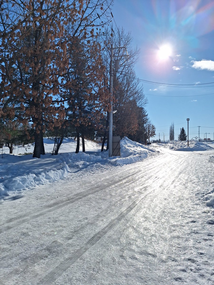 マイナス19度🥶
十勝晴れ☀️
幸福駅💝
日高山脈が遥か遠くに見えました🏔️
今年も沢山の幸せが訪れますように🍀

道路がスケートリンク状態で運転も歩くのも怖い怖い💦💦💦