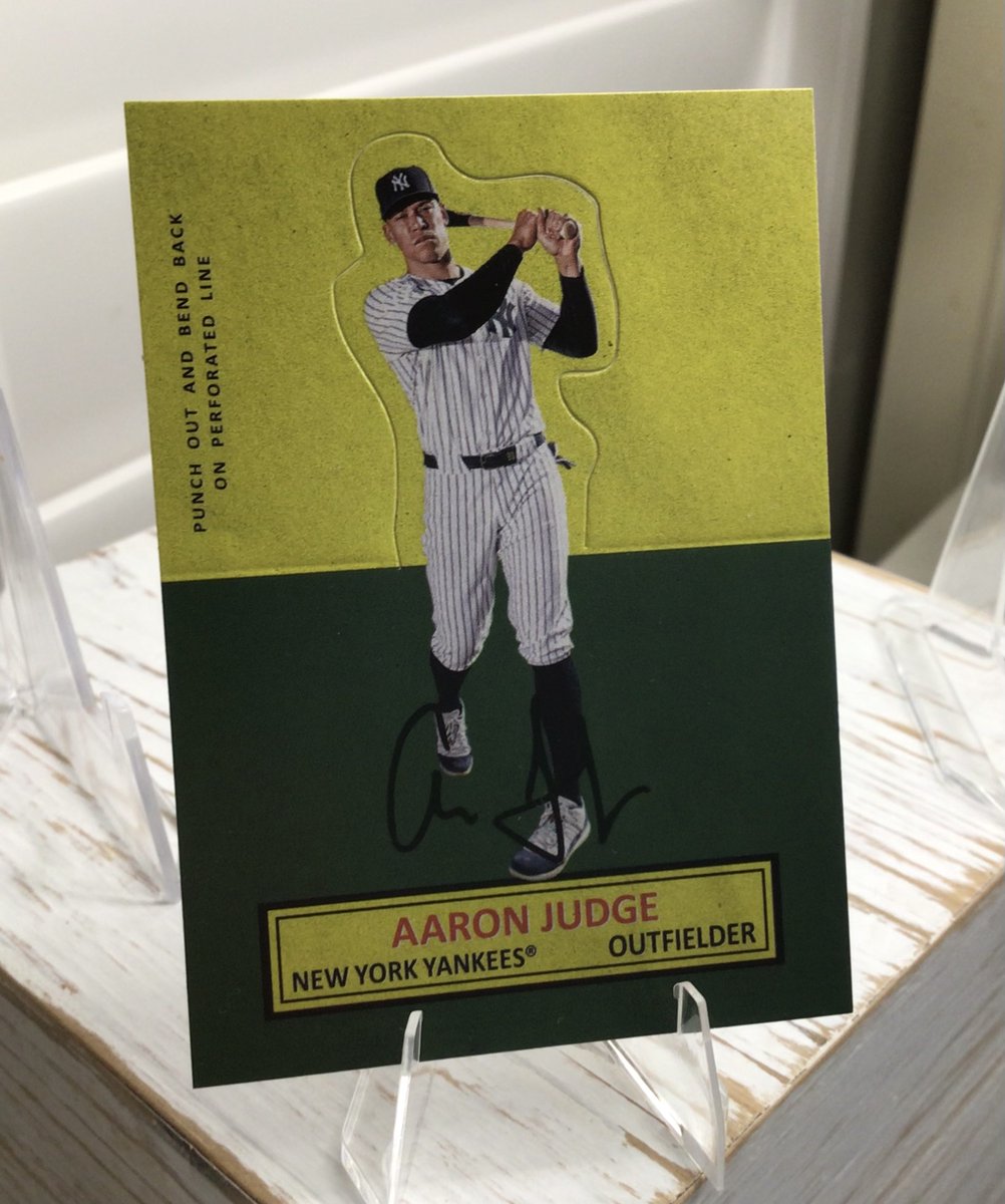 du47222292's tweet image. 2026 Brings us our first giveaway - Just Pulled 2025 Topps Aaron Judge Stand Up Card
#Topps #AaronJudge
Repost + Like + Comment to Enter