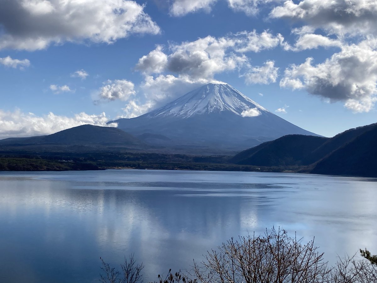 v_moc's tweet photo. 1月2日お昼前の富士山！ちょっと湖面に映ってる？ #fujisan #富士山 https://t.co/WblwPh4wJ6