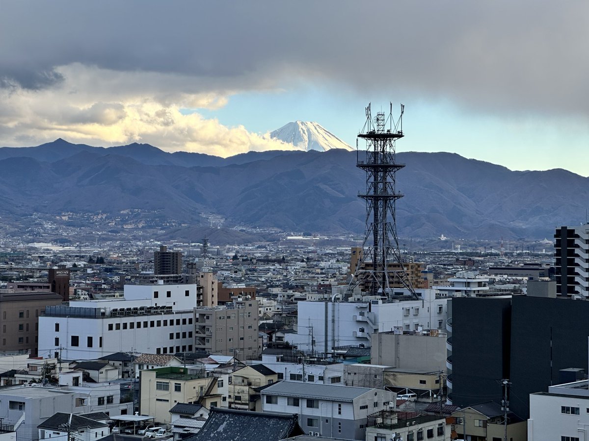 sugubaka's tweet photo. 甲府城跡天守台から富士山が観える〜 https://t.co/7Q3jug7fou