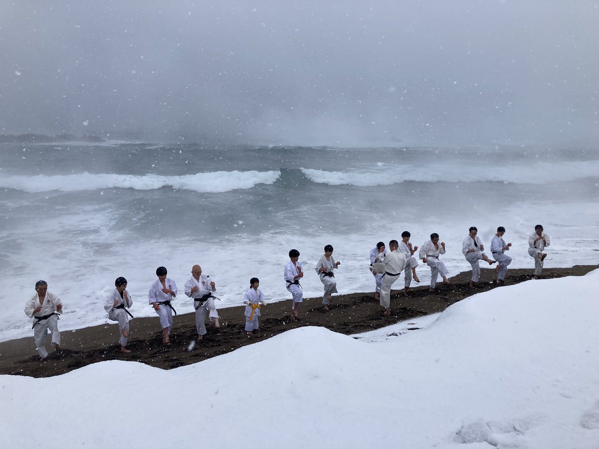 今年最初の雪の華。

子どもたちは極寒の中、本当にお疲れさまでした。