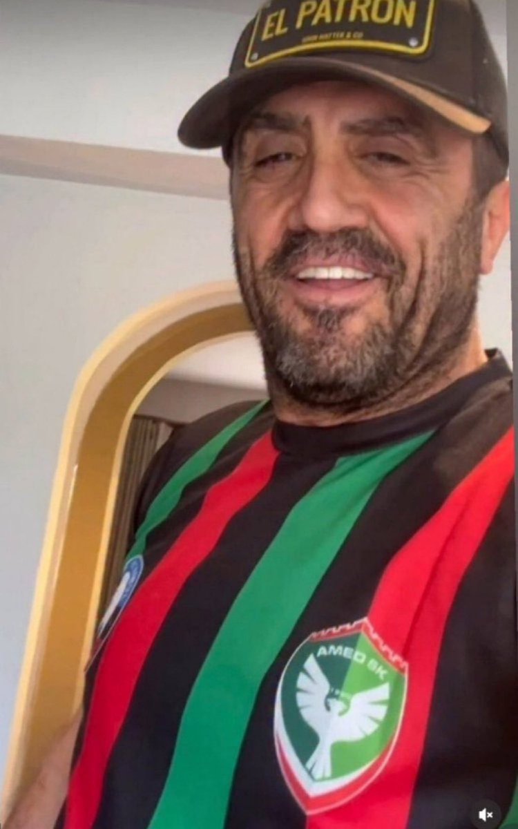 Türk esnaf kültürünün temeli Ahiliğe dayanır. Müşterileri ile dalga geçen bu şahsın mayasının bu kültüre dayanmadığı açıktır.
Bu şahsın mekanına gidenin kendisine ve toplumuna saygısı yoktur.

Bugüne kadar dikkat edilmediği için çok bulmuş, azmış bu şahsın mekanına gitmeyin.