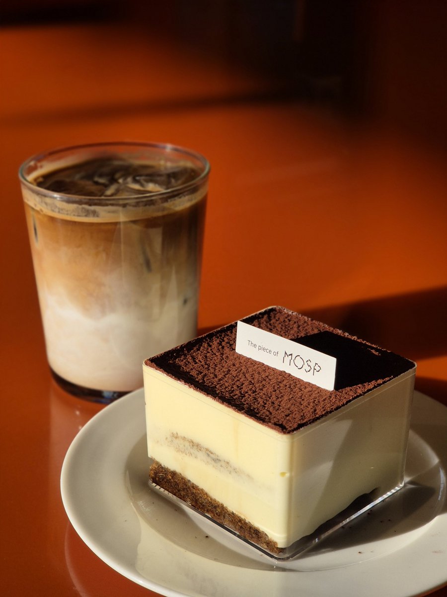 자주가는 카페 딸기케이크가 품절되어서 T라미수케잌~을 먹었어요 엔장! 담엔 일찍가야지