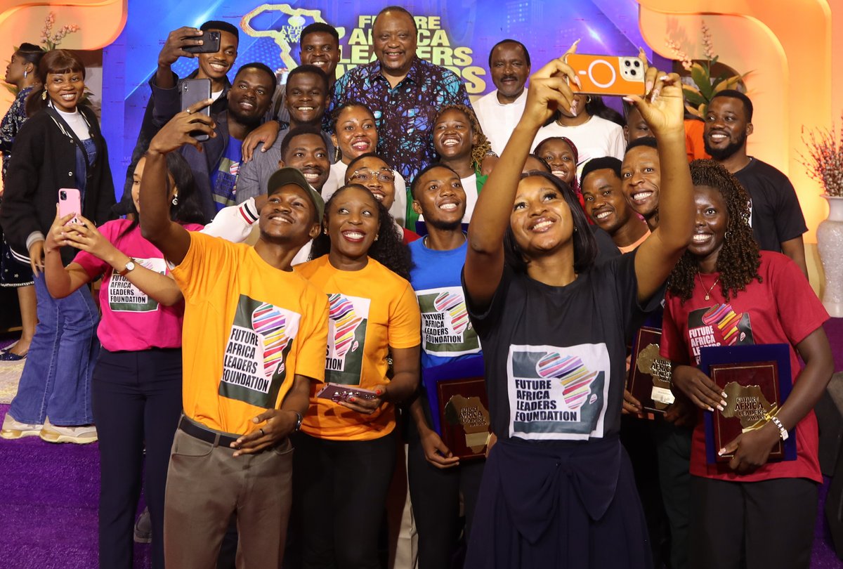 4thPresidentKE's tweet image. 1/2
Former President Uhuru Kenyatta and former Vice President Hon. @skmusyoka held an interactive session with winners and alumni of the Future Africa Leaders Awards at Omnia Towers in Lagos, Nigeria, where the two leaders encouraged young Africans to embrace purpose, resilience,…