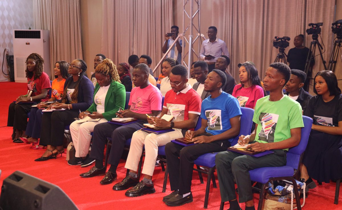 4thPresidentKE's tweet image. 1/2
Former President Uhuru Kenyatta and former Vice President Hon. @skmusyoka held an interactive session with winners and alumni of the Future Africa Leaders Awards at Omnia Towers in Lagos, Nigeria, where the two leaders encouraged young Africans to embrace purpose, resilience,…