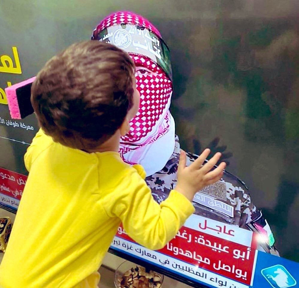 عندما رَأيتُ أبي بعد مدةً كبيرة من فِراقه سألتهُ: كم مرة قرأت القرآن؟ أجابني بأنه يقرأه مرة كل يومين أو ثلاث أيام .قلت له: كيف إستطعت ذلك رغم إنشغالك بأعمالك الجـ.ـهادية و الجهد الكبير الذي تبذله؟!
قال لي: كيف لهذا العمل أن يتم وكيف له التوفيق دون القرآن؟!..
إبراهيم حذيفة الكحلوت