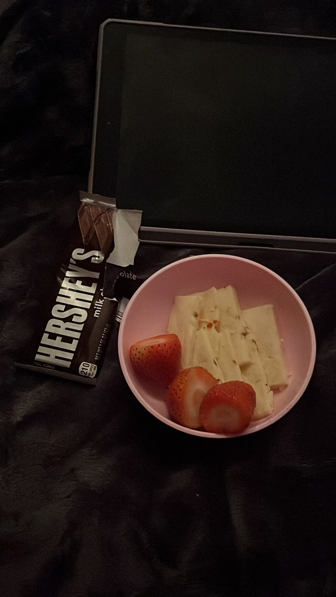 ickyannie's tweet image. had the weirdest cravings
pepperjack cheese + strawberries + chocolate 
(not my usual posts 
#relatable #weirdcravings #goodgirl #hehe