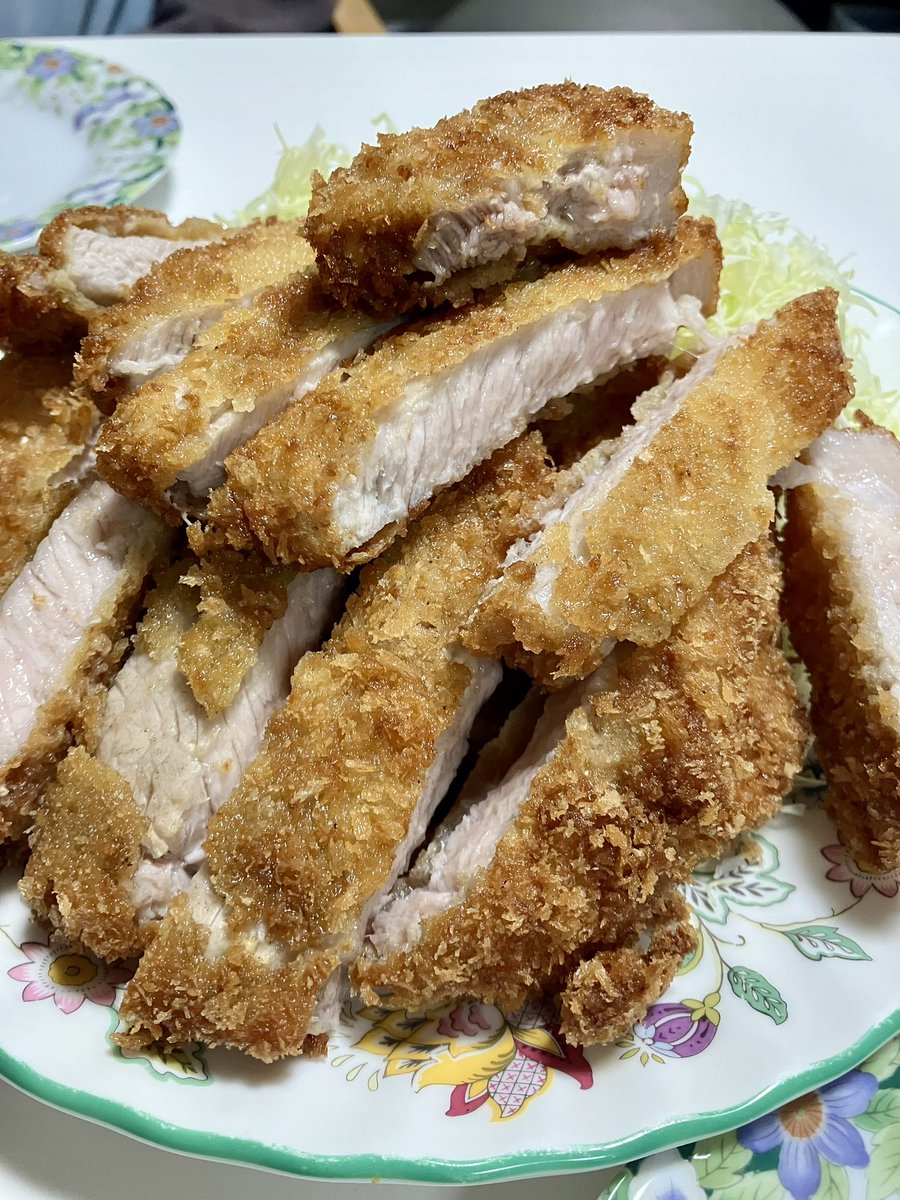 CDCOvBgEdJ5FaJc's tweet photo. 元旦の晩ご飯は…
分厚いトンカツ3枚
北海道の赤飯風のしょう油赤飯

ギャル曽根が食べるの？と思うような山盛りトンカツ。下処理ら私で、揚げたのは相方。二人で台所に立っての作業も、大分ウマがあってきました。

 #おうちごはん  #とんかつ https://t.co/bMYoqTNgSS