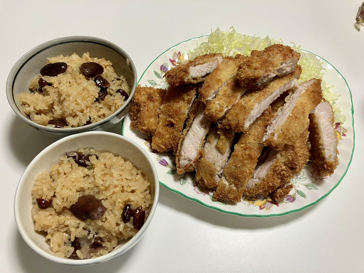 CDCOvBgEdJ5FaJc's tweet photo. 元旦の晩ご飯は…
分厚いトンカツ3枚
北海道の赤飯風のしょう油赤飯

ギャル曽根が食べるの？と思うような山盛りトンカツ。下処理ら私で、揚げたのは相方。二人で台所に立っての作業も、大分ウマがあってきました。

 #おうちごはん  #とんかつ https://t.co/bMYoqTNgSS