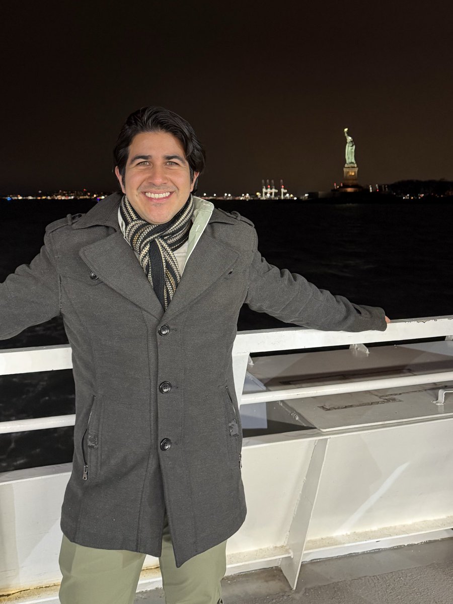 Hace mucho que en Twitter soy más o
lector que tuitero, pero si alguien es igual de nostálgico que yo y está aquí porque recuerda cómo era esta red antes de tanta política y publicidad. 

Feliz año nuevo, querido hermano. Gracias por tus follows Fridays.