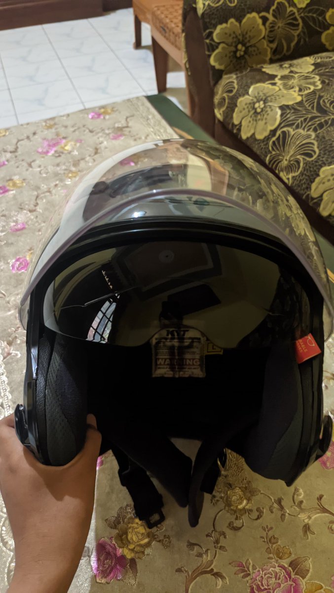 azelmtt's tweet photo. WTS helm kyt galaxy flat r ukuran L 450k bisa negooo, cuman dipake beberapa kali
#zonauang #wts https://t.co/uZEFxvHV3m