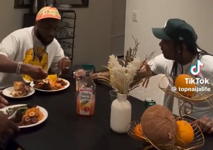 carterefeclips's tweet photo. @Cleverlydey4u Davido was like baba abeg make i download these chioma food first 💀😂 https://t.co/lLqnnn72RT