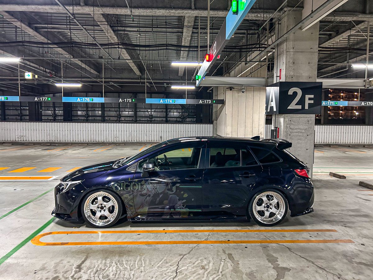 PICCON7's tweet photo. ご報告です
先月に3年ぶりの痛車になりました

「ご指名ありがとうございます🎤🍾」
ヒプノシスマイク　伊奘冉一二三

左フェンダー＆ドアに貼りました
今回ももちろんステルスで👍

彼女の推しキャラで尚且つ男キャラを貼るというあまりないパターン😂

下へ👇 https://t.co/WfT3pycD21