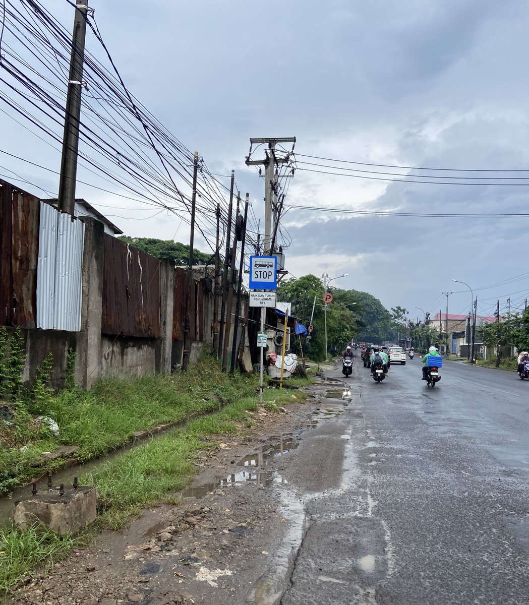 Trans Jakarta umurnya udah 20 tahun lebih, tapi Bekasi sebagai Kota di samping Jakarta jauh tertinggal. Bayangin Bus Stop Biskita di pinggir jalan raya bentukannya begini