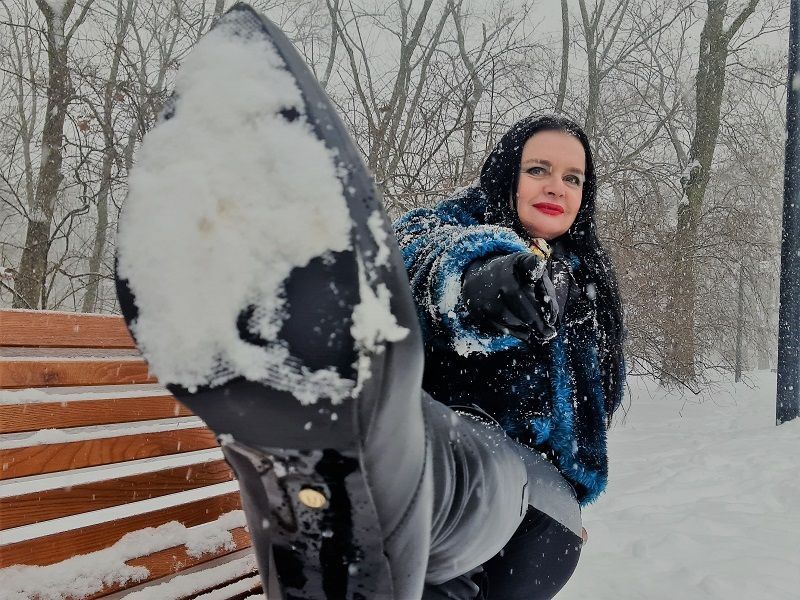 This cold wintery foot fetish photo is just what we need to kick off Foot Fetish Friday!!!