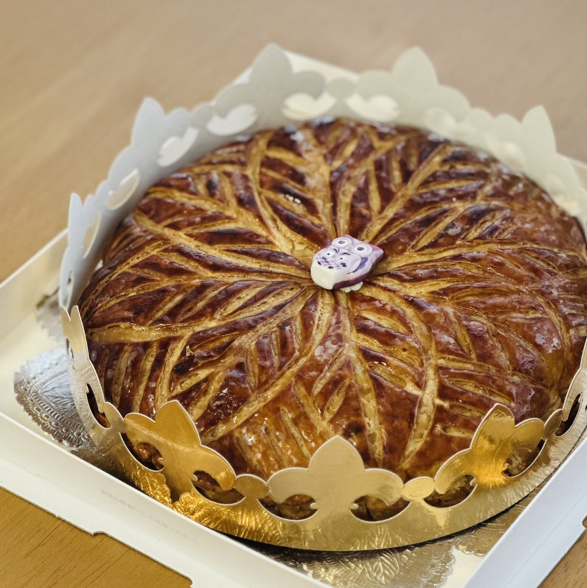 こんにちは〜🤗
ケーキ屋さんの初売りに行ってガレットデロワを買って来ました。今年のフェーブはフクロウでした。かわいいから見て〜✨
