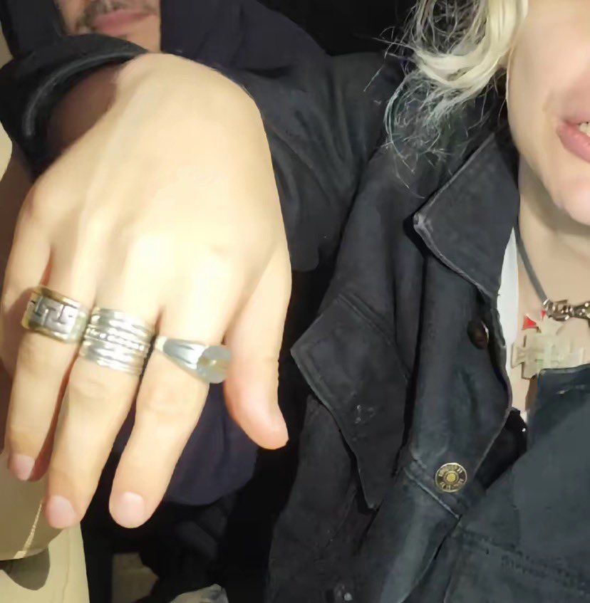 si ustedes supieran lo que me gusta ver uñas prolijas en las manos de un varón y si ENCIMA TIENE ANILLOS, no soy tan fuerte como pensaba diosito llevame