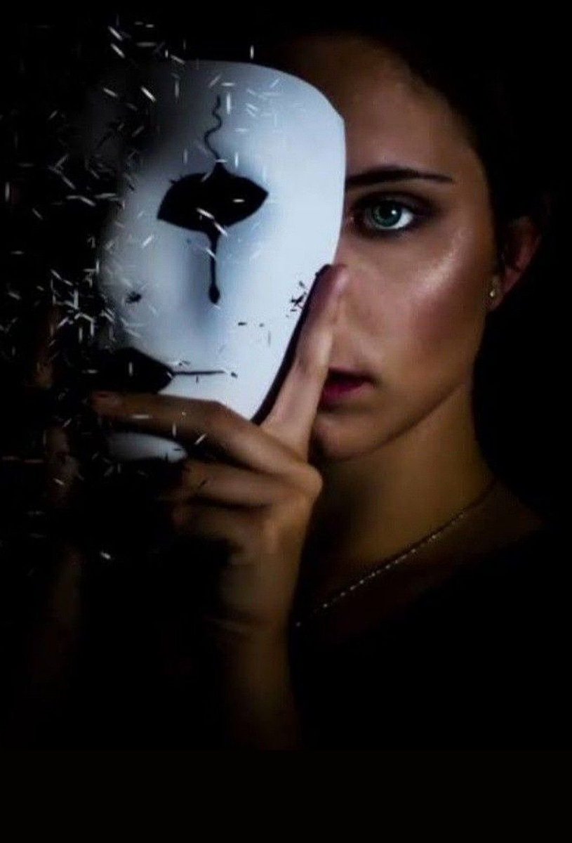 .

حين نَكـبر في بيئاتٍ قاسـية، نَفهم كيف تُشوَّه 
المبادئ، وكيف تُخفى الغيرة والحسد خلف 
شِعارات العادات والتقاليد .!.

_هديل الحميد
.
#وعي #حديث_الروح #قراءات  #نصوص
#تأمل #حياة