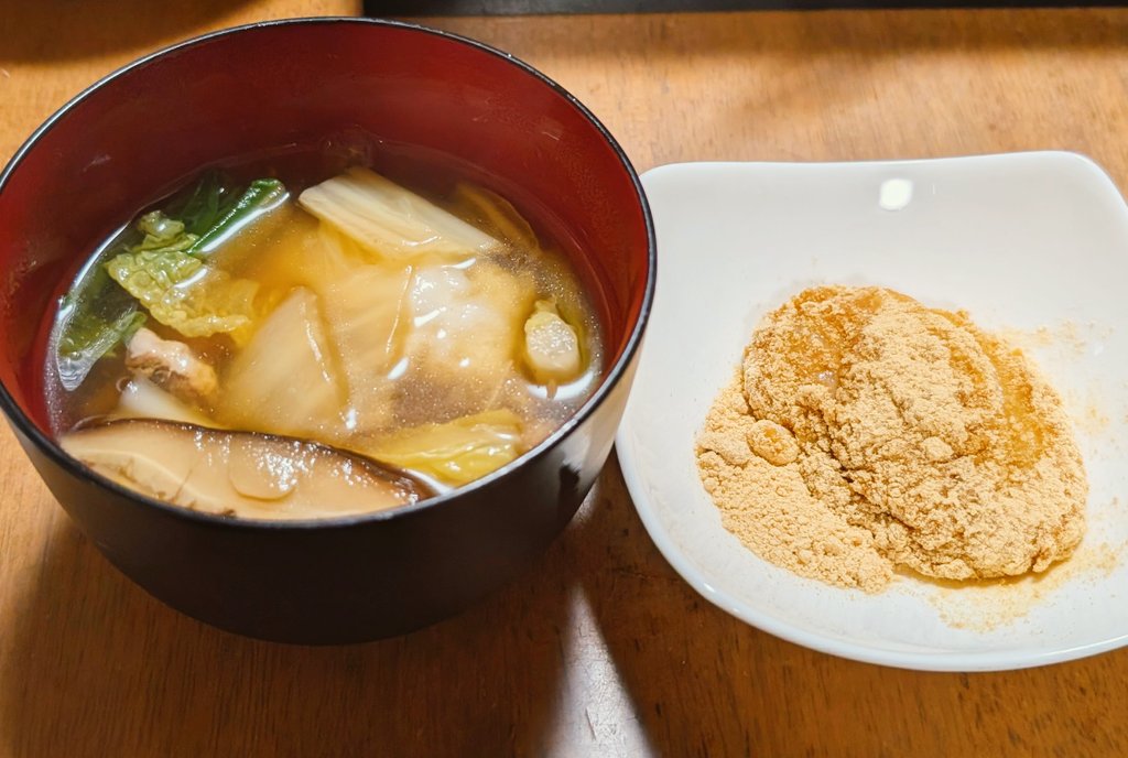 ryoki_Script's tweet image. 朝6時に母に起こされて
唐揚げを3kgくらいひたすら揚げた
うちは惣菜屋かよ！とキレながら揚げた🐔
親戚の集まりの準備は大変だけど実家でぬくぬく生きてる以上頑張るしかない笑( °̀ﾛ°́)🔥
餅は雑煮ときな粉で1個ずつ食べた(* ॑꒳ ॑*  )