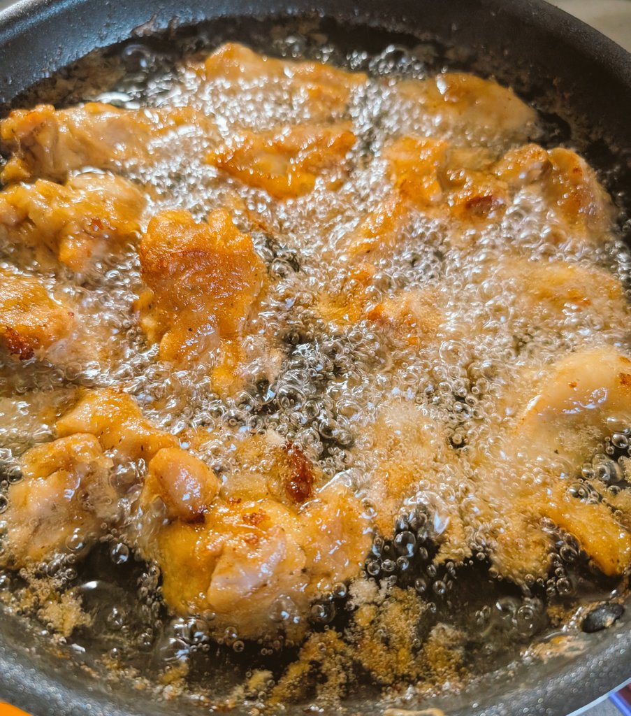 ryoki_Script's tweet image. 朝6時に母に起こされて
唐揚げを3kgくらいひたすら揚げた
うちは惣菜屋かよ！とキレながら揚げた🐔
親戚の集まりの準備は大変だけど実家でぬくぬく生きてる以上頑張るしかない笑( °̀ﾛ°́)🔥
餅は雑煮ときな粉で1個ずつ食べた(* ॑꒳ ॑*  )