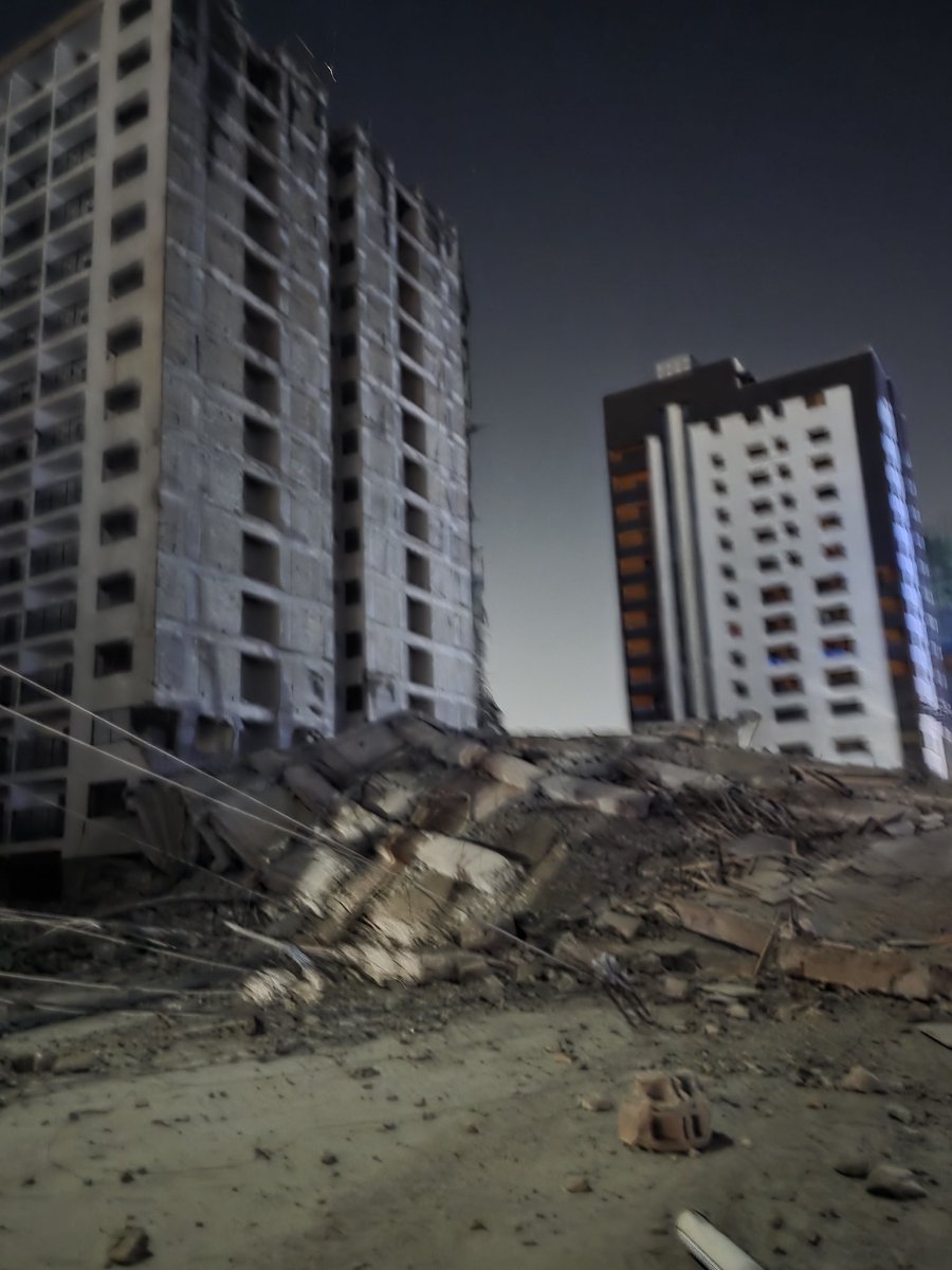 MediHassan's tweet photo. 16 floor building under construction in south c collapses @SakajaJohnson @NPSOfficial_KE @InteriorKE @C_NyaKundiH https://t.co/CZCFhEHR3Q