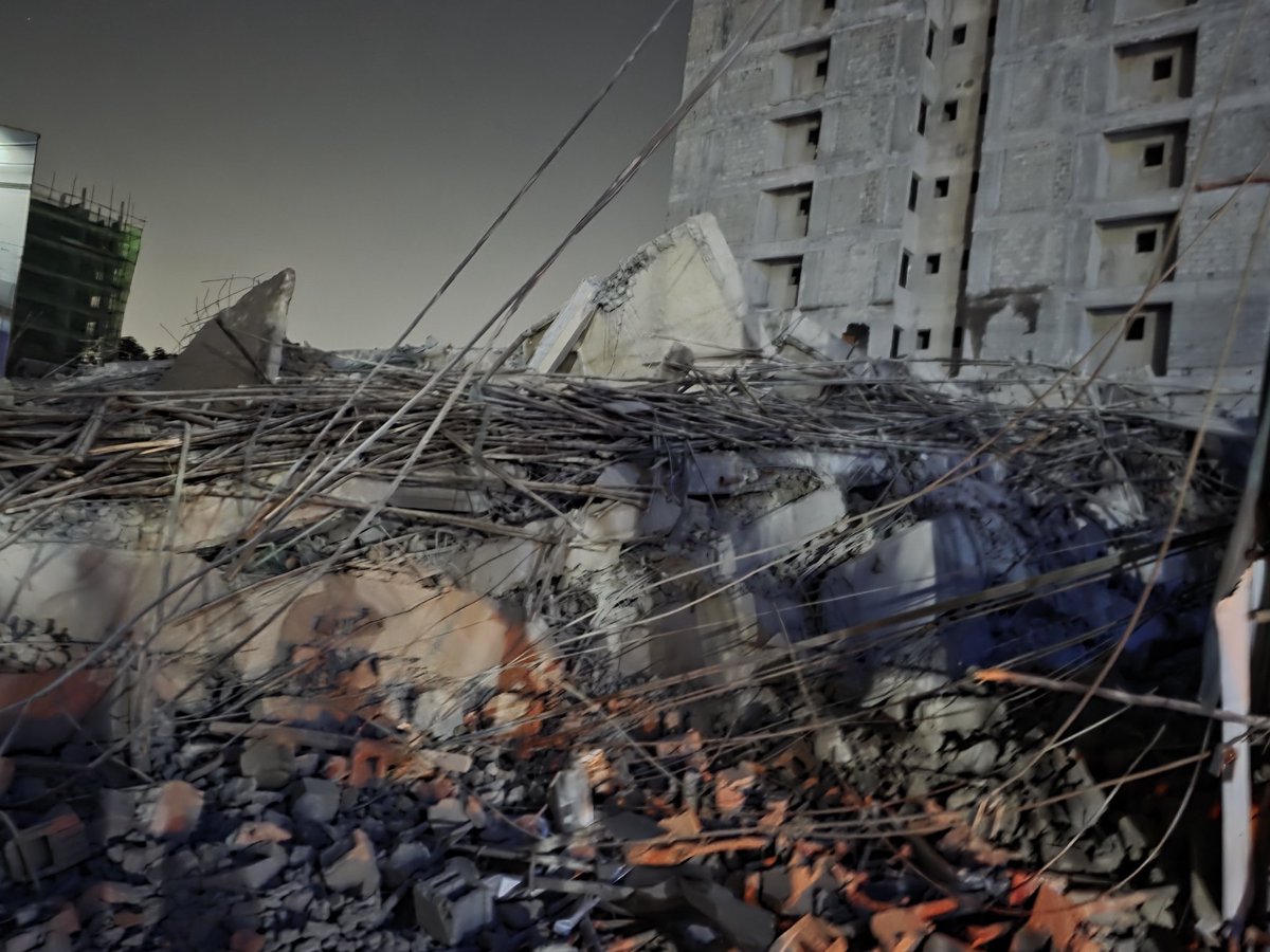 MediHassan's tweet photo. 16 floor building under construction in south c collapses @SakajaJohnson @NPSOfficial_KE @InteriorKE @C_NyaKundiH https://t.co/CZCFhEHR3Q