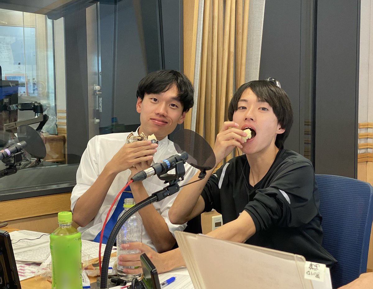 ekiden1134's tweet photo. 「ラジオってさ、走るよりお腹空くよね」
ゲスト解説のお二人、仲良く栄養補給中。

「お腹鳴ったら迷惑かけちゃうので」
「（実況）斎藤さん、よく体力持ちますね、そんなに喋って」

今年の往路スタジオ、ホンワカしてます。
（情報センター小川真由美）
#ekiden1134
#文化放送 https://t.co/qIgsiXdaKS