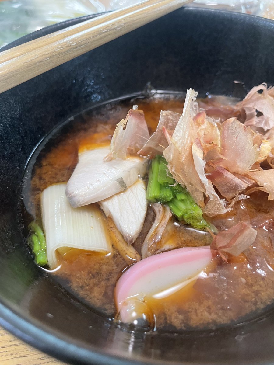 zerocyclee's tweet photo. 我が家のお雑煮。
赤味噌に具材を好みで後乗せスタイル。花がつおでフィニッシュ。うまー https://t.co/o1Og3B6sFA