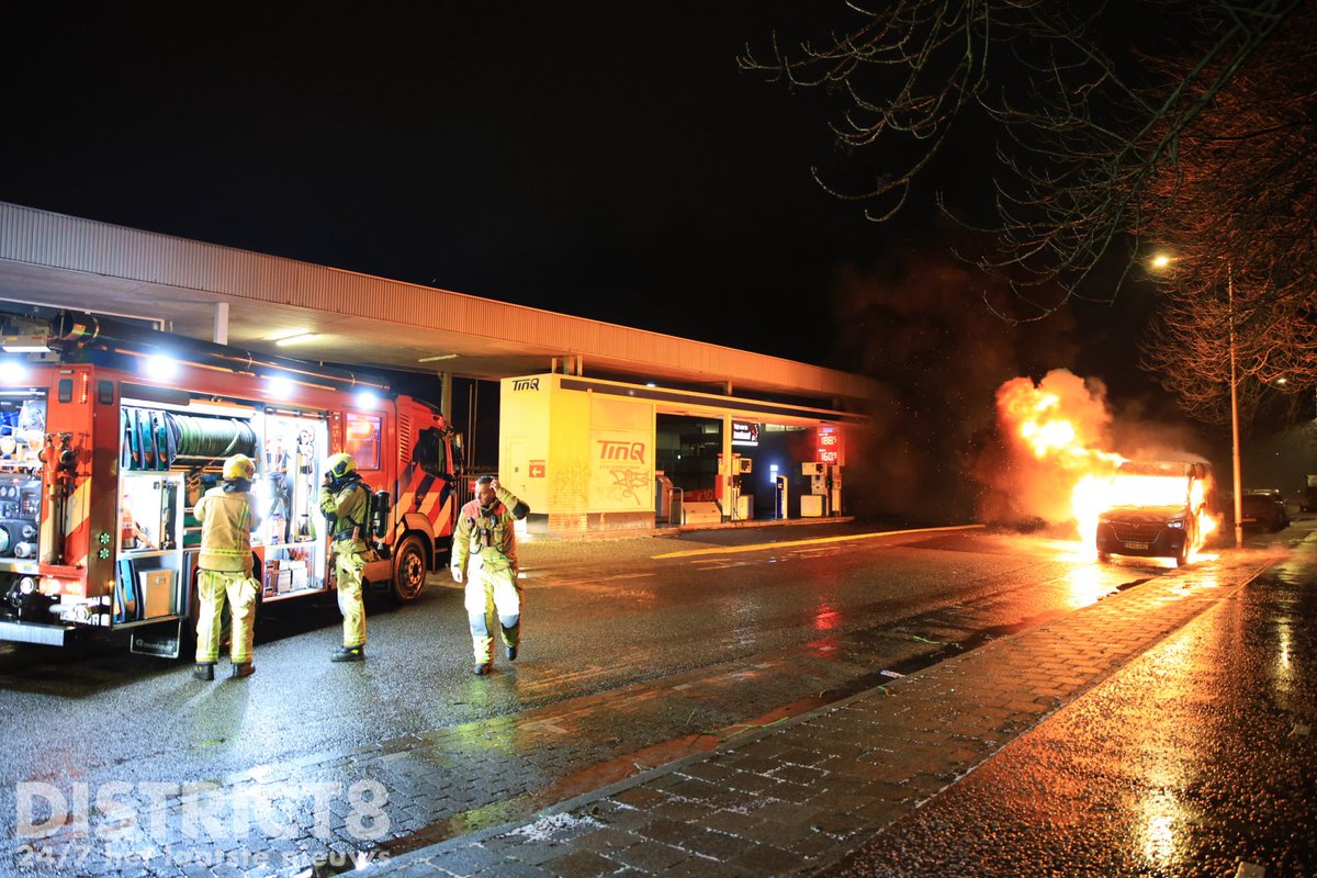 Brand in geparkeerde werkbus in Delft