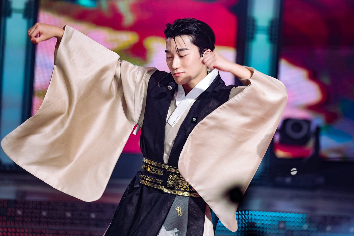 berrychocosan's tweet image. 251231 가요대제전

✨

#SAN #CHOISAN #ATEEZ 
#최산 #산 #에이티즈