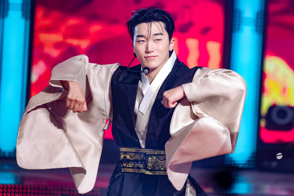 berrychocosan's tweet image. 251231 가요대제전

✨

#SAN #CHOISAN #ATEEZ 
#최산 #산 #에이티즈