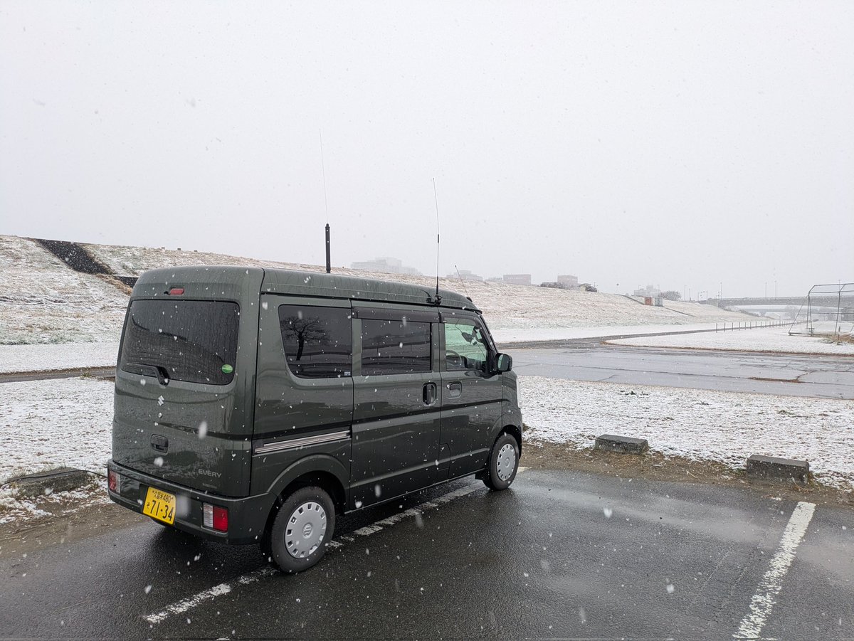 QSOパーティ！
九州も朝から少しだけ雪が積もりました。時折吹雪くことも。バンド内はノイズまみれに。これが世に聞くスノーノイズ？
10MHzと18MHzで40局ほどと新年QSO。