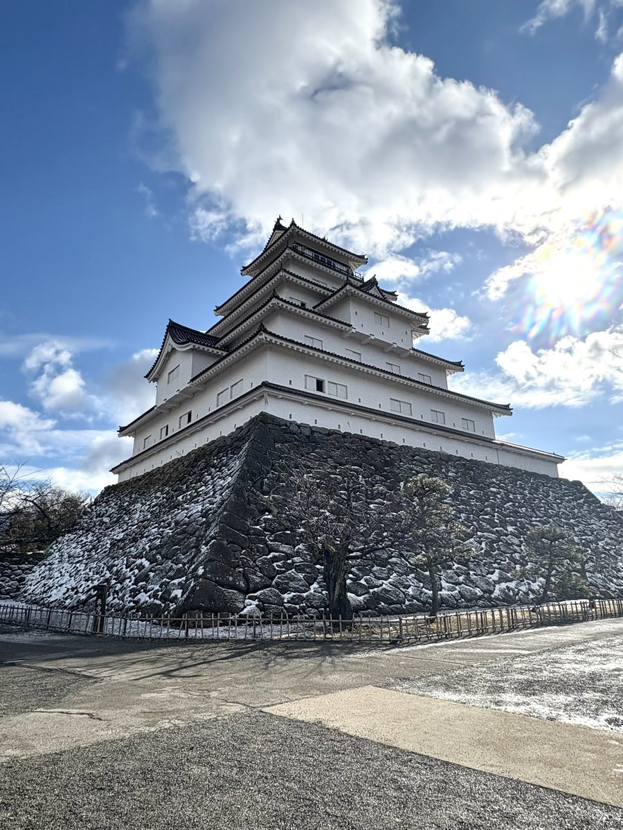 tsurugajo1965's tweet image. こんにちは！
本日（1/2）の鶴ヶ城です🏯

今日の会津若松は、かなり冷え込んでいます…
寒い日は、太陽の暖かさが沁みますね☀️🙏🏻

みなさんも寒さ対策をしっかりして、ご自愛くださいね♡

#鶴ヶ城 #イマソラ #ふくいま #空ネット #福の空