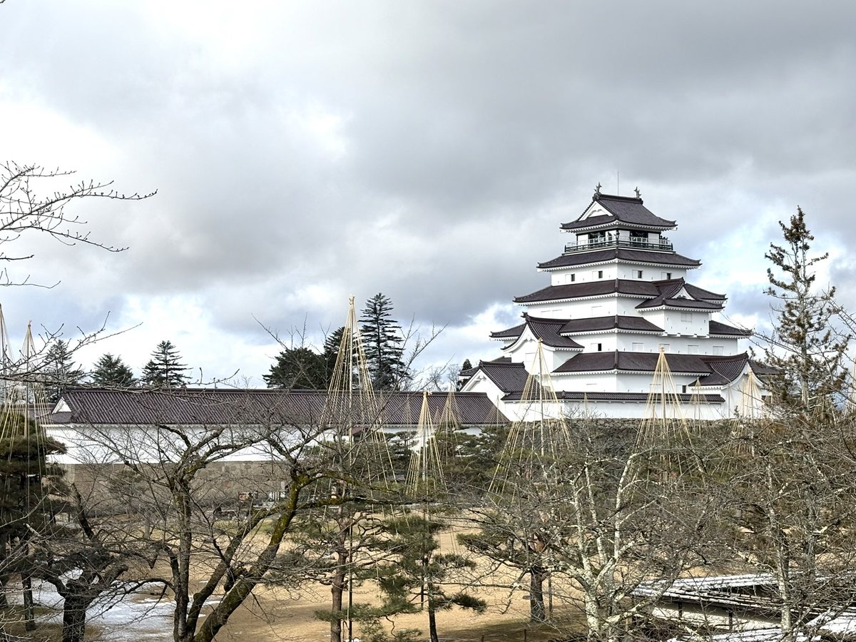 tsurugajo1965's tweet image. こんにちは！
本日（1/2）の鶴ヶ城です🏯

今日の会津若松は、かなり冷え込んでいます…
寒い日は、太陽の暖かさが沁みますね☀️🙏🏻

みなさんも寒さ対策をしっかりして、ご自愛くださいね♡

#鶴ヶ城 #イマソラ #ふくいま #空ネット #福の空