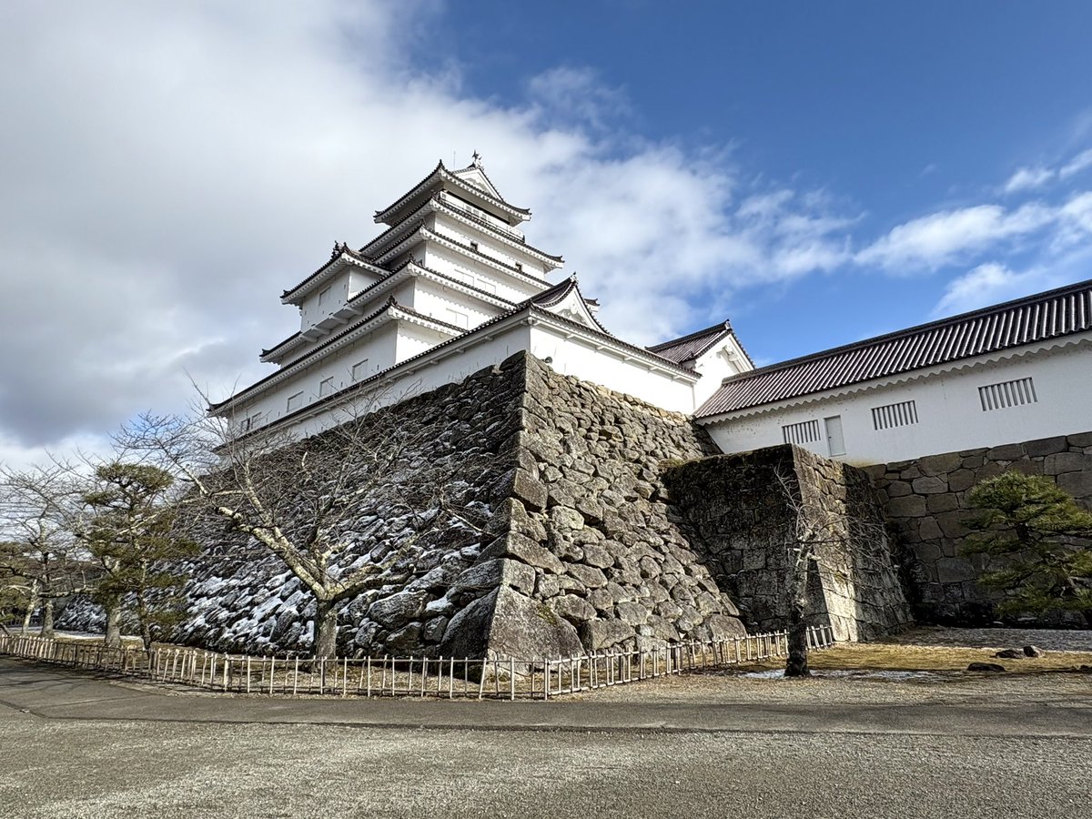 tsurugajo1965's tweet image. こんにちは！
本日（1/2）の鶴ヶ城です🏯

今日の会津若松は、かなり冷え込んでいます…
寒い日は、太陽の暖かさが沁みますね☀️🙏🏻

みなさんも寒さ対策をしっかりして、ご自愛くださいね♡

#鶴ヶ城 #イマソラ #ふくいま #空ネット #福の空
