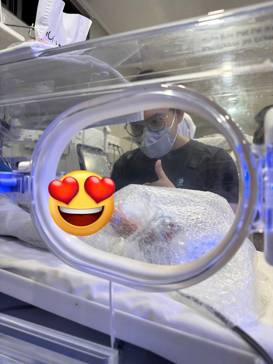 Lanjutan➡️

Sedih rasanya melihat dd bayiku yg berjuang seorang diri di ruangan yg menyesakkan seperti ini😭😭

“Dd kuat ya, dd nanti kt kumpul bareng ya, semangat ya nak ya”