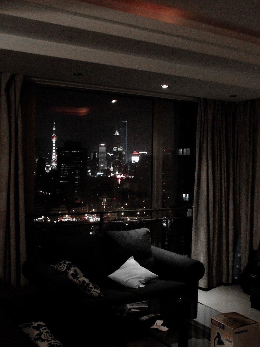 couturefolio's tweet image. This was captured last night at our place here in Hong Kong. Taking time off properly, enjoying the holidays, and letting the city set the pace for once.