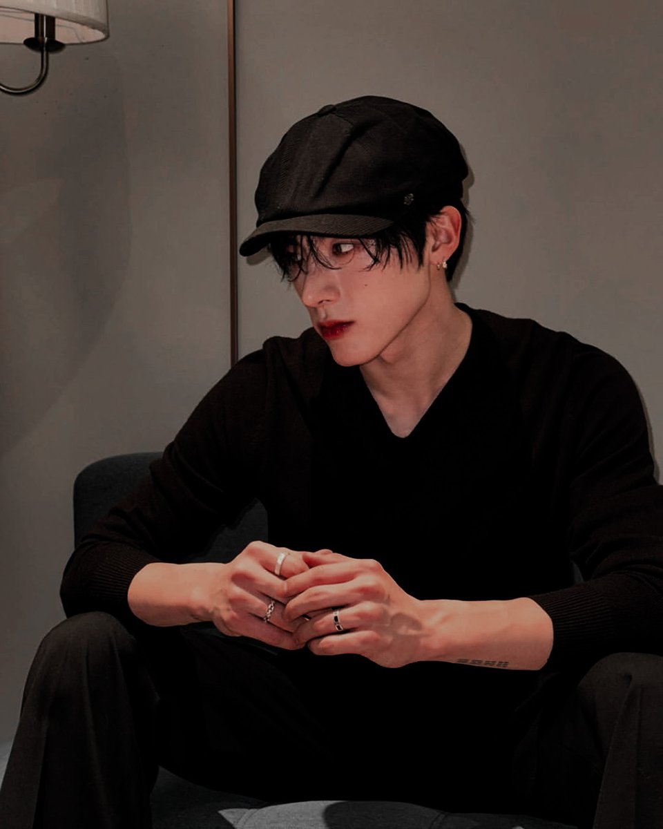 couturefolio's tweet image. This was captured last night at our place here in Hong Kong. Taking time off properly, enjoying the holidays, and letting the city set the pace for once.