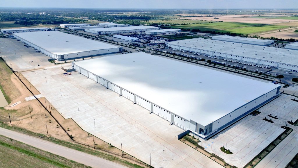 TESLA: Here is a new aerial view looking east to west of Tesla's massive Brookshire, Texas, Megafactory. 

Closest building is the new 600k sqft distribution building which will do some assembly. In line moving west is the 1M sqft production factory. 

Buildings are separated by