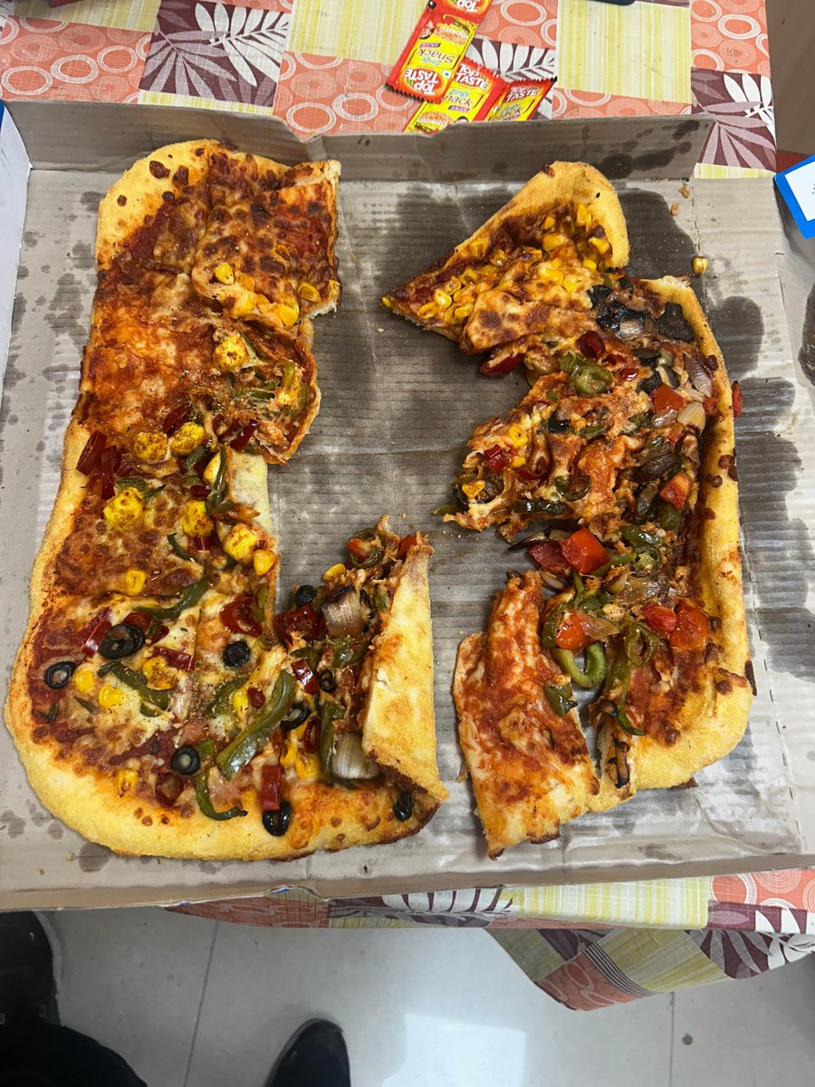 vineet6675's tweet photo. Thank you @dominos_india @dominos for delivering 50% this wonderful pizza. Again thankyou for not giving an option to file an complain on app regarding order. This freshly open pizza box made my evening unforgettable. @consaff https://t.co/MsGCFePshN