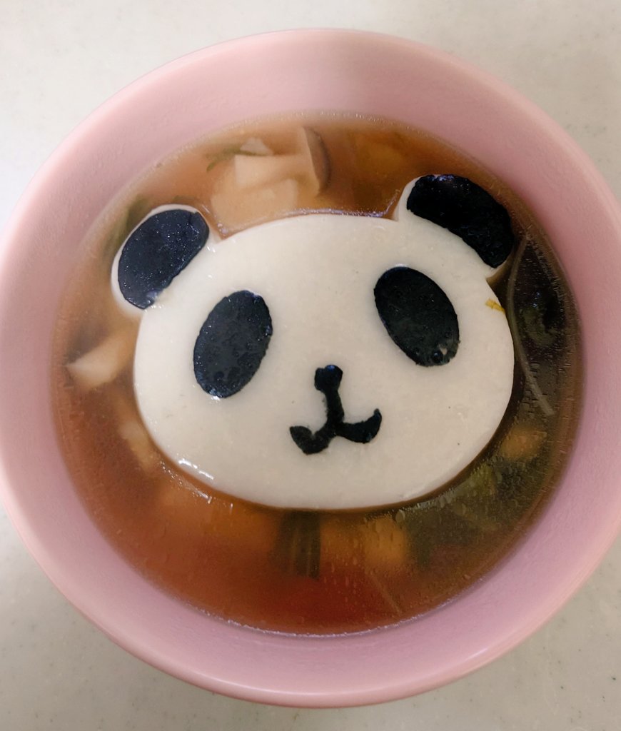 アドベンで楓浜のお誕生日をお祝いした帰り、阪和道岸和田SAで見つけたかまぼこ
日持ちするのでお正月のお楽しみに取っといたけど、いざ食べるとなると…😅この手のものは食べづらいと何度経験したら気が済むのだ私は
意を決してお雑煮の上に乗せたらお餅も具も全く見えない😂